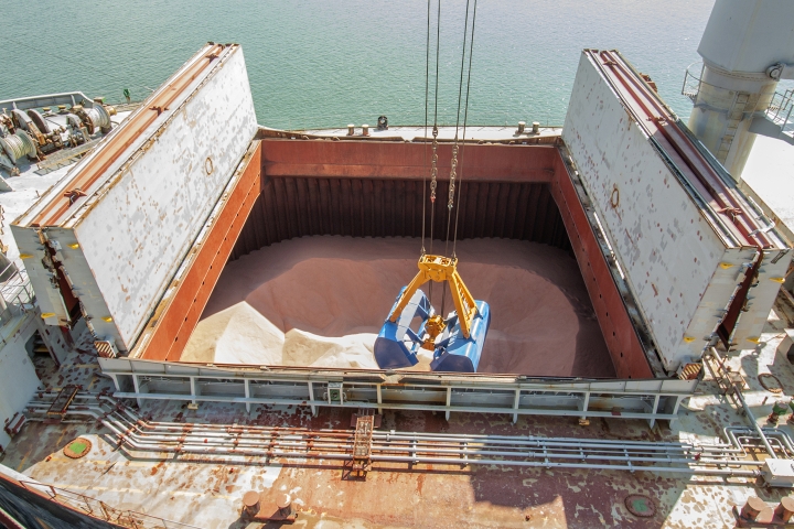 Demanda por fertilizante provoca filas de navios no Porto de Paranaguá
