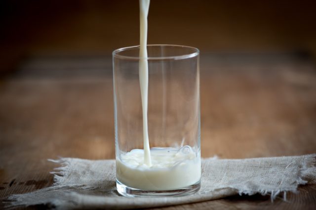 Preço do leite sobe 4,5% em março; no trimestre, alta é de quase 19%